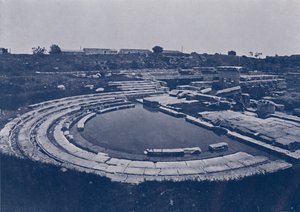 Włochy: Syrakuzy, ruiny grecko-rzymskiego gimnazjum (zdjęcie czarno-białe) autorstwa Italian Photographer