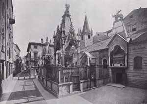 Włochy: Werona, grób Scaligera (zdjęcie czarno-białe) autorstwa Italian Photographer
