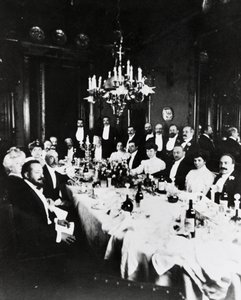Lunch w Casa Sonzogno, wśród gości można rozpoznać Francesco Cilea, Pietro Mascagni, Umberto Giordano, Carlo Romussi, Arturo Colautti, Amintore Galli i Edoardo Sonzogno, Mediolan autorstwa Italian Photographer