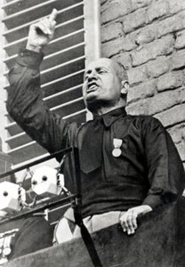 Mussolini w czarnej koszuli autorstwa Italian Photographer