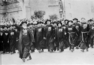 Parada w Rzymie w 1931 roku, poprzedzona organem kościelnym. autorstwa Italian Photographer