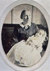 Portret pośmiertny dziewczynki trzymanej przez matkę, ok. 1855 (zdjęcie czarno-białe)