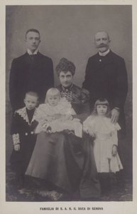Książę Tomasz, książę Genui i jego żona, księżniczka Izabela Bawarska, z dziećmi (zdjęcie czarno-białe) autorstwa Italian Photographer