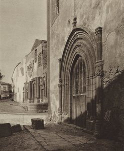 Sycylia: Sciacca, gotycki portal (zdjęcie czarno-białe) autorstwa Italian Photographer