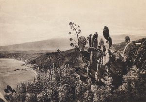 Taormina, widok na Etnę (zdjęcie czarno-białe) autorstwa Italian Photographer