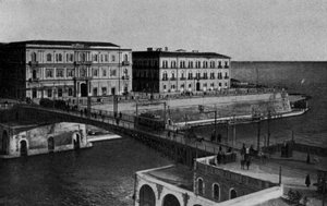 Taranto, Corso due Mari, Most obrotowy (zdjęcie czarno-białe) autorstwa Italian Photographer