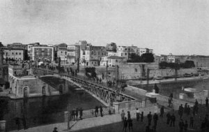 Taranto, zamknięte Ponte Girevole i stare miasto (zdjęcie b / w) autorstwa Italian Photographer