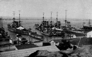 Taranto, Regie Navi Roma, Neapol, San Giorgio zakotwiczone w Mar Piccolo (zdjęcie czarno-białe) autorstwa Italian Photographer