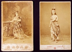Teresa Stolz i Antonietta Pozzoni w kostiumach dla Aidy (odbitka żelatynowo-srebrowa) autorstwa Italian Photographer