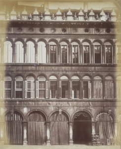 Fasada budynku weneckiego, ok. 1865 r. autorstwa Italian Photographer