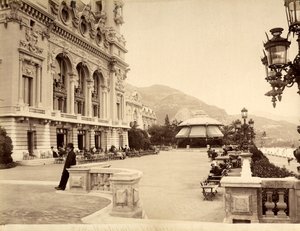 Taras nad brzegiem morza w pobliżu kasyna Monte Carlo w Monako autorstwa Italian Photographer