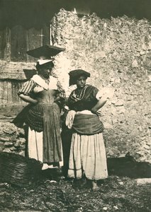 Dwóch rolników z rzymskiej wsi w tradycyjnych strojach, Włochy, ok. 1910 r. autorstwa Italian Photographer