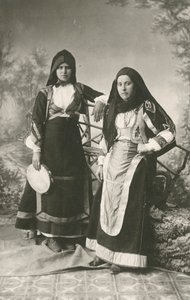 Dwie kobiety w tradycyjnych strojach z Belvi i Aritzo, Sardynia, Włochy, ok. 1910 r. autorstwa Italian Photographer