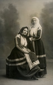 Dwie kobiety w tradycyjnych strojach, Fonni, Sardynia, Włochy, ok. 1915 r. autorstwa Italian Photographer