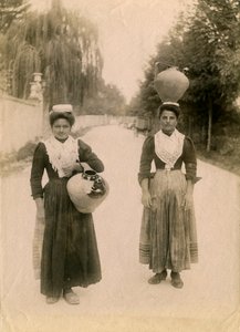 Dwie młode kobiety ze słoikami z terakoty, Roccaraso, Abruzja, Włochy, ok. 1905 r. autorstwa Italian Photographer