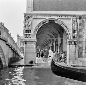 Scena wenecka, ok. 1960 (zdjęcie czarno-białe) autorstwa Italian Photographer