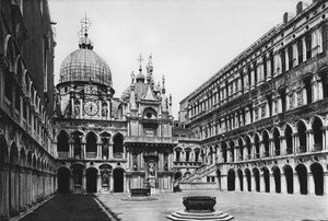 Wenecja, Pałac Dożów, Dziedziniec (zdjęcie czarno-białe) autorstwa Italian Photographer