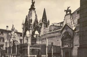 Werona: Grobowiec Scaligeri (zdjęcie czarno-białe) autorstwa Italian Photographer