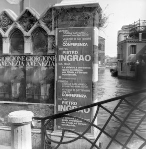 Widok na kanał w Wenecji z plakatami reklamującymi wystawę Giorgione i manifestem politycznym na pierwszym planie autorstwa Italian Photographer