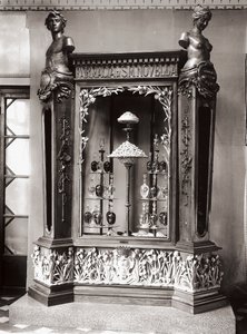 Vitrine, Officina Profumo, Pharmaceuticals of Santa Maria Novella, Florencja, Włochy autorstwa Italian Photographer