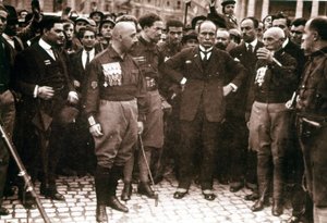 Spacer po Rzymie, Mussolini i czarne koszule w 1922 roku. autorstwa Italian Photographer