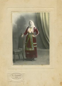 Kobieta w tradycyjnym stroju, Sardynia, Włochy, fotografia Camillo Tonckera, Rzym, ok. 1910 r. autorstwa Italian Photographer