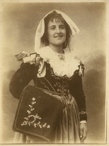 Młoda kobieta w tradycyjnym stroju i nakryciu głowy, Abruzja, Włochy autorstwa Italian Photographer