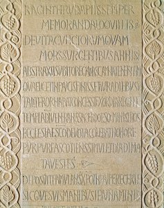 Archeologia średniowiecza (średniowiecze). Sztuka barbarzyńska Lombardii: nagrobek królowej Ragnetrude (Raginthruda) pochodzi z lat 740-750. Sztuka Lombardzka. Pawia, Muzeum Miejskie, Sekcja Archeologiczna (Pawia, Musei Civici, Sezione Archeologia). autorstwa Italian School