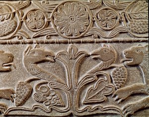Archeologia średniowiecza (średniowiecze). Sztuka barbarzyńska Lombardii: pluteus księżnej Teodoty, kochanki króla Cuniperta zwanego Pobożnym Cuniperto, panowanie od 688 do 700). Fragment tablicy z gryfami, ok. 720. Sztuka lombardzka, marmur. Pawia, M autorstwa Italian School