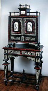 Szafka (kość słoniowa, heban, szylkret i drewno)
