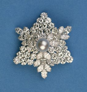 Okrągła i markiza diamentowa broszka w kształcie płatka śniegu firmy Bulgari autorstwa Italian School
