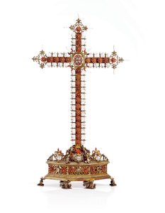 Krucyfiks, Trapani, pierwsza połowa XVIII w. (pozłacana miedź, srebro, kryształ górski i koral) autorstwa Italian School
