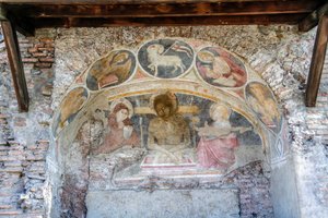 Umieszczenie Chrystusa pomiędzy Maryją Dziewicą, św. Janem, z symbolami ewangelików i Agnus Dei na arch autorstwa Italian School