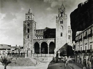 Zewnętrzna część katedry, rozpoczęta w 1131 przez króla Rogera II (zm. 1154) Sycylii (zdjęcie czarno-białe) autorstwa Italian School