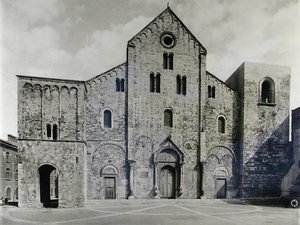 Fasada bazyliki ufundowanej w 1087 r. dla przyjęcia relikwii św. Mikołaja (zdjęcie czarno-białe) autorstwa Italian School