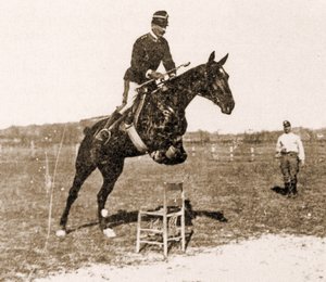 Federico Caprilli skaczący na krześle (zdjęcie czarno-białe)