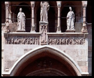Fryz miesięcy głównego wejścia (rzeźba autorstwa Italian School