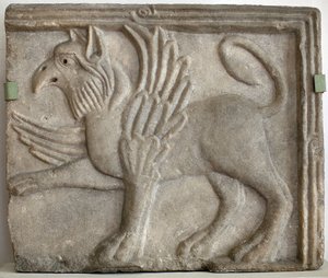 Gryf (lub grype). Rzeźbiona płaskorzeźba, marmur, Wenecja (Włochy) XII wiek. Galeria Narodowa, Pałac Sternberg, Praga (Czechy). autorstwa Italian School