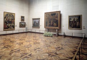 Sala muzeum prezentująca Adorację Trzech Króli Vinci, Chrzest Chrystusa Verrocchio i Vinci, Trójcę Świętą z Dziewicą i Świętymi Signorellego autorstwa Italian School