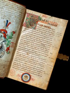 Rękopis „De Bello Gallico, komentarze o wojnie Galów”” Julesa Cesara (Giulio Cesare lub Caius Julius Caesar) (100-44 pne) (ms. 541) Blazon humanisty Niccolo Tranchediniego, właściciela rękopisu. XIV-wieczna Biblioteca Riccardiana Neapol autorstwa Italian School