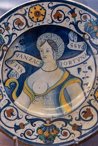 Talerz zdobiony pięknym kobiecym popiersiem, z motywem, I poł. XVI w. (majolica) autorstwa Italian School