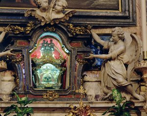 Relikwia czaszki św. Alojzego Gonzagi znajdująca się w ołtarzu głównym autorstwa Italian School