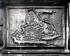 Relief Mapa z Fasady Kościoła przedstawiająca miasto-fortecę Księżyca podczas wojny kanadyjskiej 1645-69 między Wenecjanami a Turkami, zamówiona przez rodzinę Barbaro (kamień) (zdjęcie czarno-białe) autorstwa Italian School