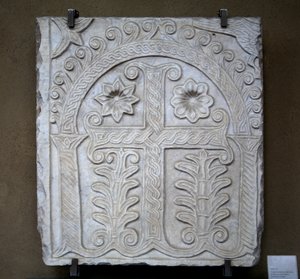 Stela z krzyżem i dekoracją kwiatową autorstwa Italian School