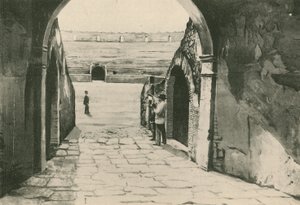 Główne wejście do amfiteatru w obecnej formie (wklęsłodruk) autorstwa Italian School