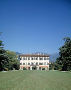 Widok na fasadę Villa Reale di Marlia (lub Palazzo Orsetti) autorstwa Italian School