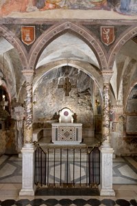 Widok na prezbiterium kościoła górnego z ołtarzem głównym w stylu kosmackim. 13 wiek. Klasztor św Benedeta (Sacro Speco), Subiaco (Rzym), Włochy autorstwa Italian School