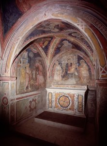 Widok na prezbiterium kościoła górnego z ołtarzem w stylu kosmackim autorstwa Italian School