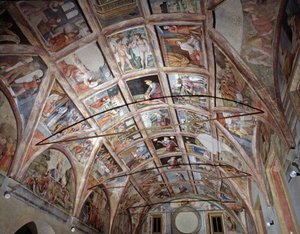 Widok na sklepioną salę ozdobioną freskami ze starego i nowego testamentu autorstwa Italian School