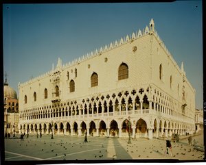Widok na zachodnią fasadę Palazzo Ducale, XIV-XV w. autorstwa Italian School